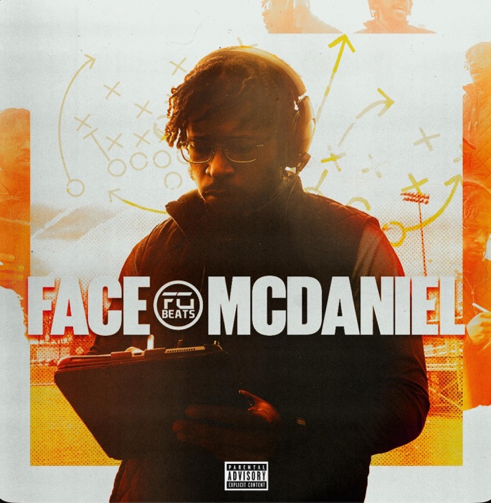 Person with glasses holding a tablet, background with diagrams and arrows, text reads 'FACE MC DANIEL'.